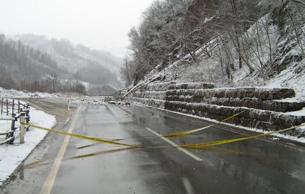 Vozači, oprez: Zbog temperatura povećana opasnost od odrona na puteve