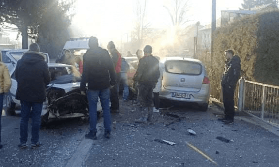 Sudarila se tri vozila, dvije osobe prevezene u bolnicu