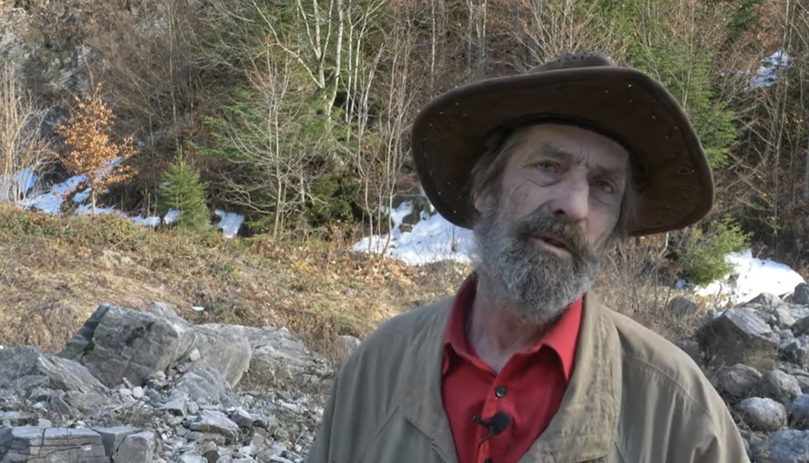 Vlašićki Robinzon ostao zatečen kada je vidio da pčele izlaze iz košnica