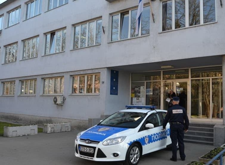 Četvorica optužena za napad: Pretukli porodicu kojoj je smetalo njihovo divljanje vozilom