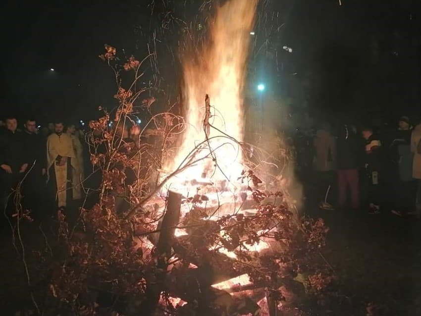 Veliki broj vjernika u Foči prisustvovao nalaganju badnjaka