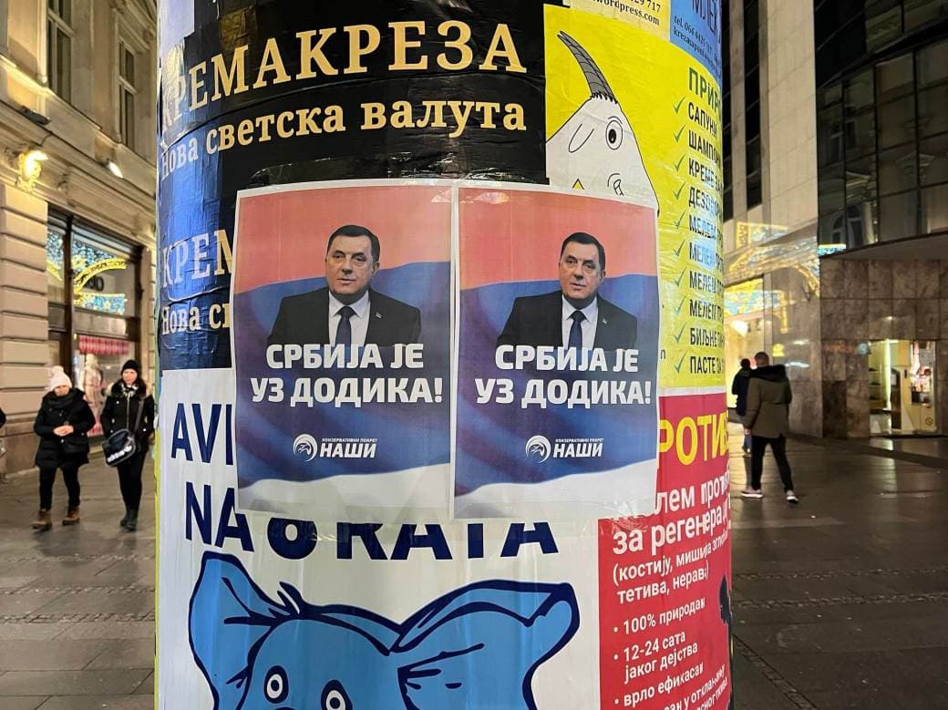 U centru Beograda plakati podrške Miloradu Dodiku: "Srbija je uz Dodika"
