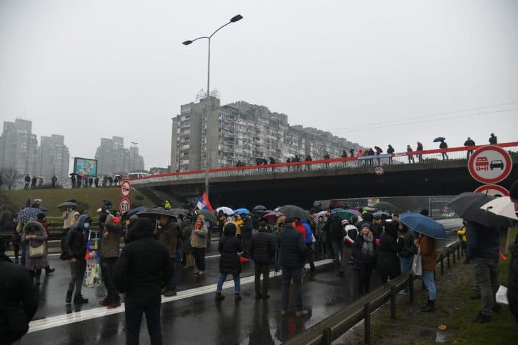 Nastavljeni protesti širom Srbije: Blokirana Ibarska i dijelovi autoputa, Loznica na nogama
