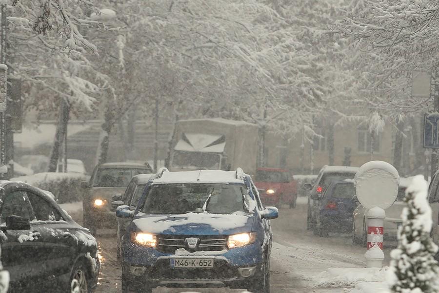 Stanje na cestama: Led i snijeg otežavaju vožnju, vozači se pozivaju na dodatni oprez