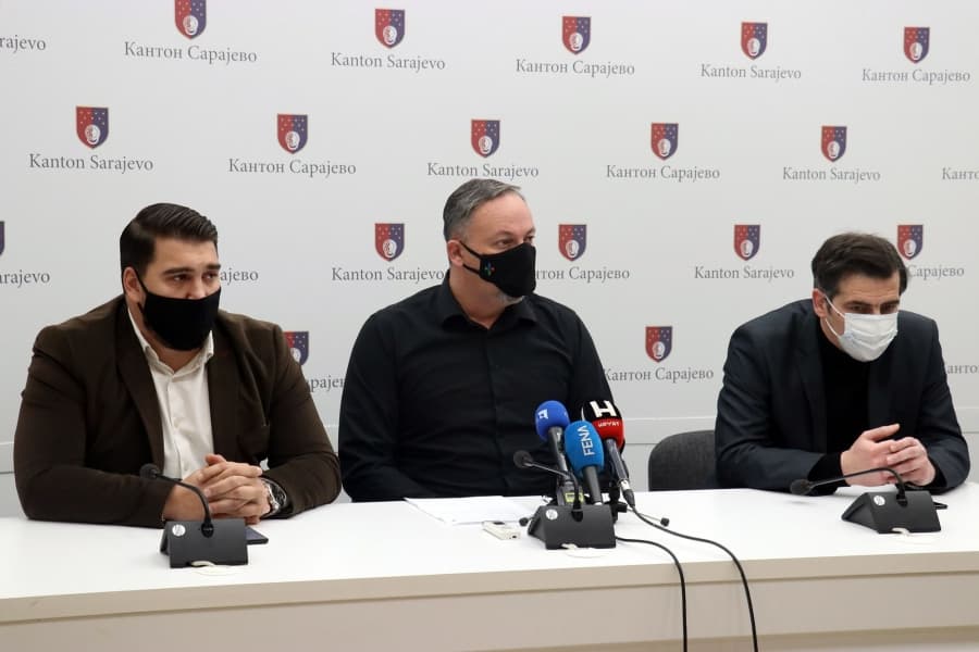 SDA: Očigledni nedostatak ruku trojka skriva online sjednicama