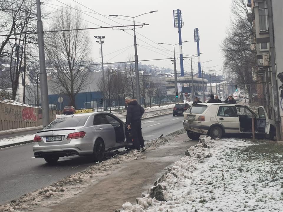 Saobraćajna nesreća na Grbavici: Učestvovala dva vozila