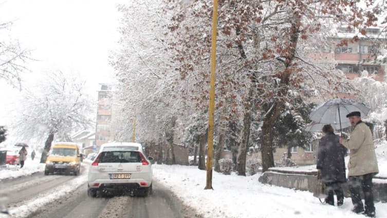 Ugažen snijeg i vlažan kolovoz prave problem vozačima