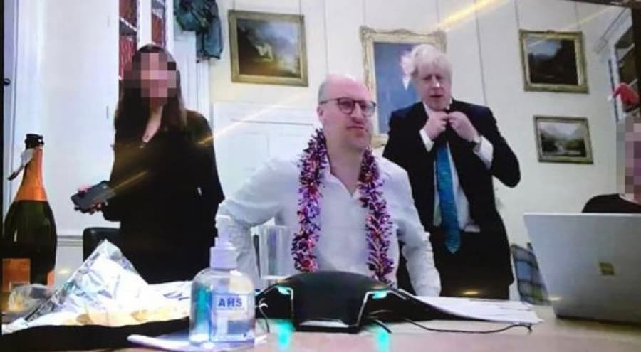 Boris Džonson ponovo u centru skandala: Objavljena fotografija bi mu mogla zapečatiti sudbinu
