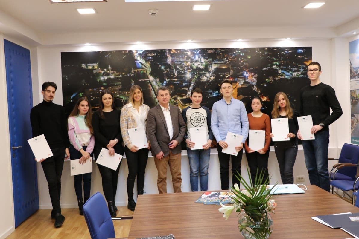 Načelnik Hadžibajrić potpisao ugovore sa stipendistima: Obezbijeđene stipendije za 180 učenika i studenta iz boračkih porodica