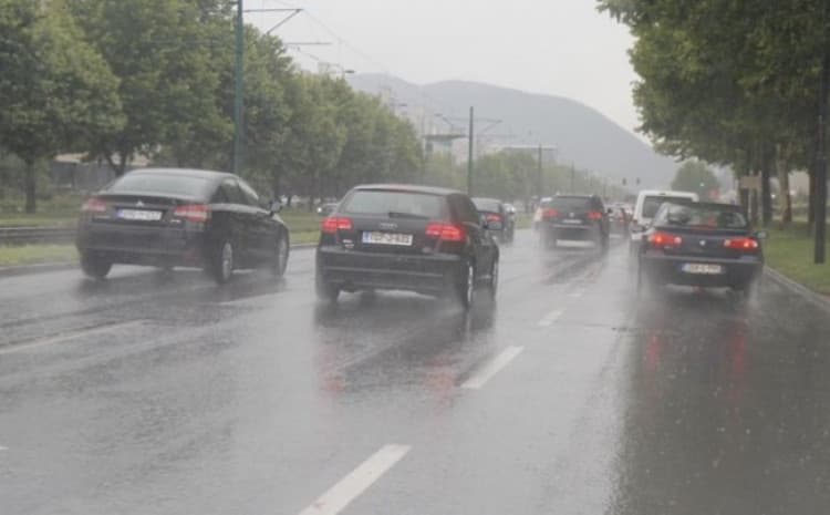 Na putevima BiH saobraća se po mokrom kolovozu, na ovom prevoju pada snijeg