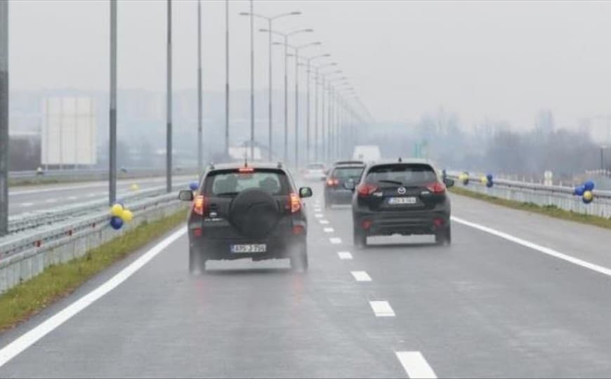 Mjestimično vlažan kolovoz, na pojedinim putnim pravcima smanjena vidljivost zbog magle