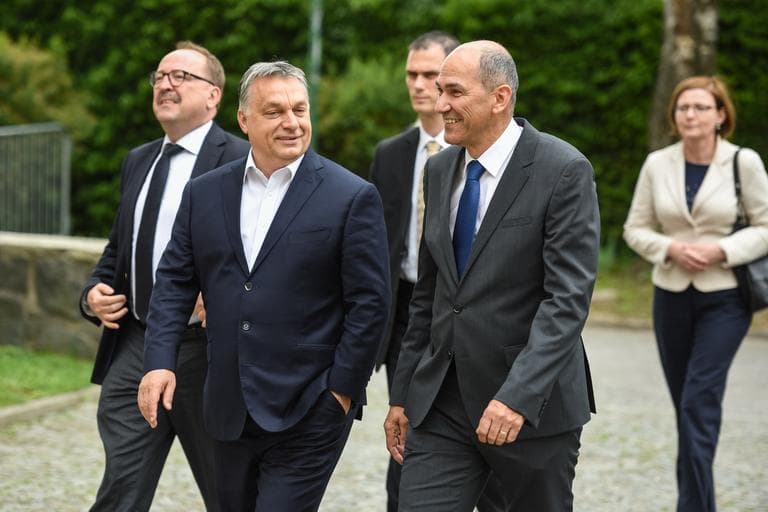Janša se sastao s Orbanom: Zveckanje oružjem nikako ne pomaže deeskalaciji