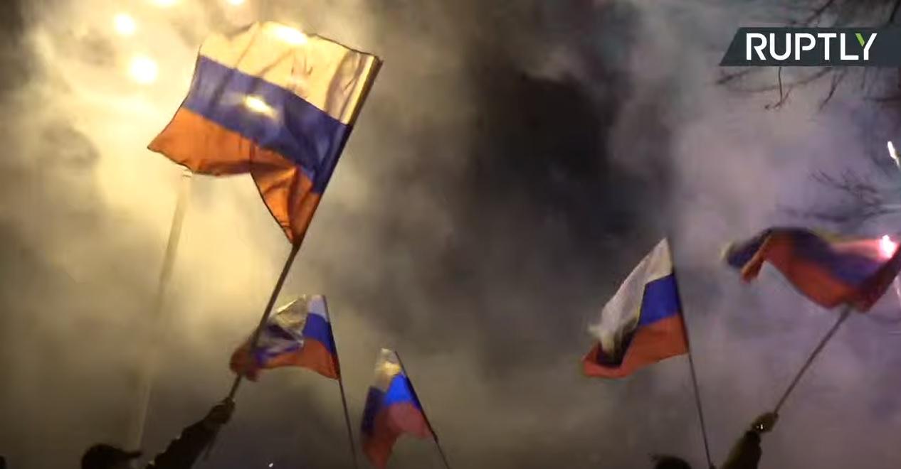 Slavlje u Donjecku nakon što je Putin priznao njihovo otcjepljenje
