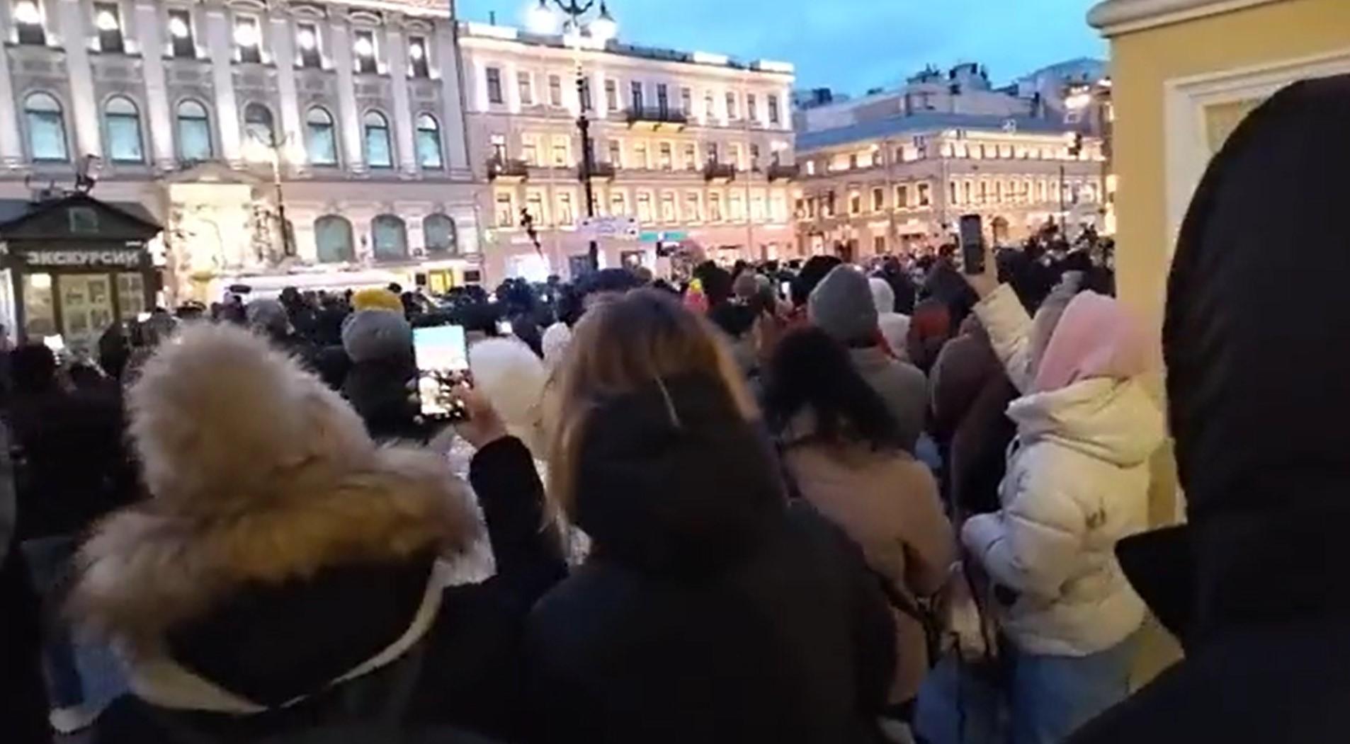 Antiratni protesti u Rusiji, policija hapsi ljude