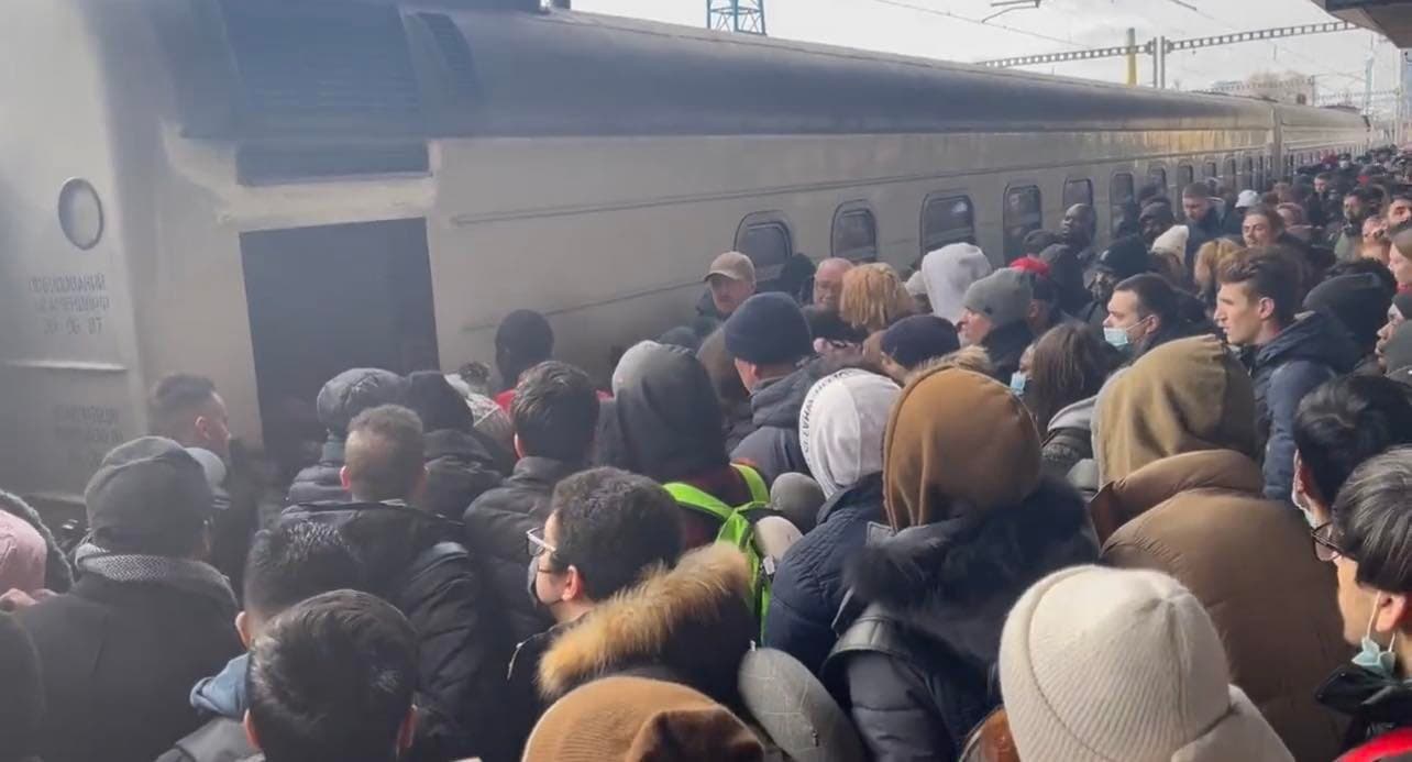 Bježe od rata: Ogromne gužve, građani vozom pokušavaju napustiti Kijev