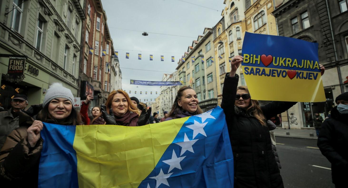 S mirnih protesta u Sarajevu poslane i poruke podrške miru u Ukrajini: ”Probudi se, Bosno“