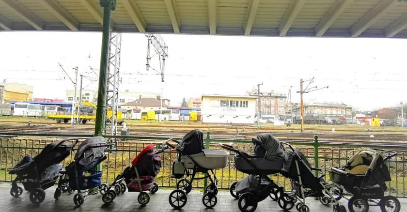 Poljaci na željezničkim stanicama ostavljaju dječija kolica za ukrajinske majke