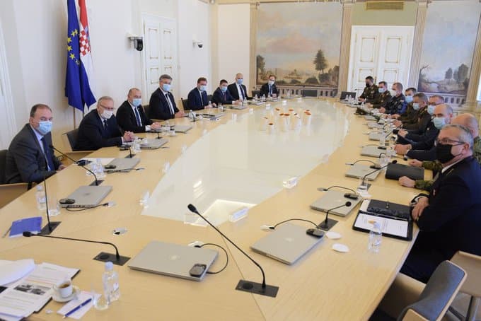 Plenković sa ministrom odbrane i načelnikom GS OSRH: Razgovarao o jačanju sposobnosti Hrvatske vojske