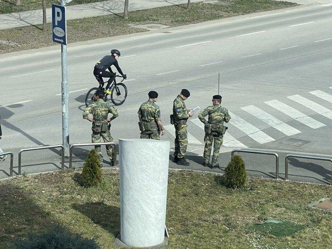 Nekoliko pripadnika EUFOR-a patroliralo je na ulici ispred zgrade RTRS-a - Avaz