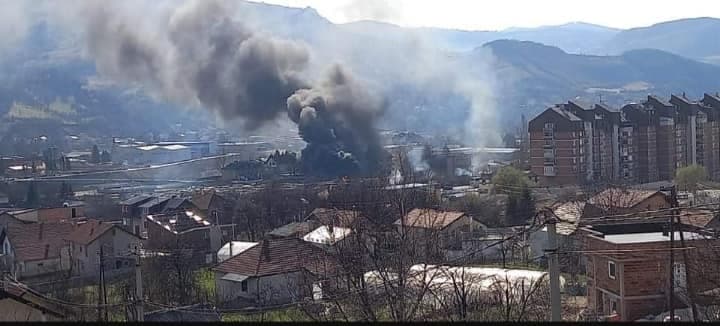 Drama u Zenici: Požar na buvljaku, gore kiosci