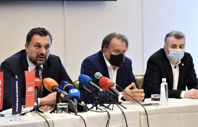 Trojka izgubila većinu