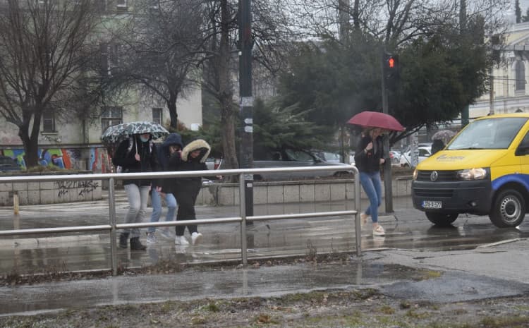 Za danas najavljeno oblačno vrijeme sa kišom, ponegdje mogući i pljuskovi sa grmljavinom