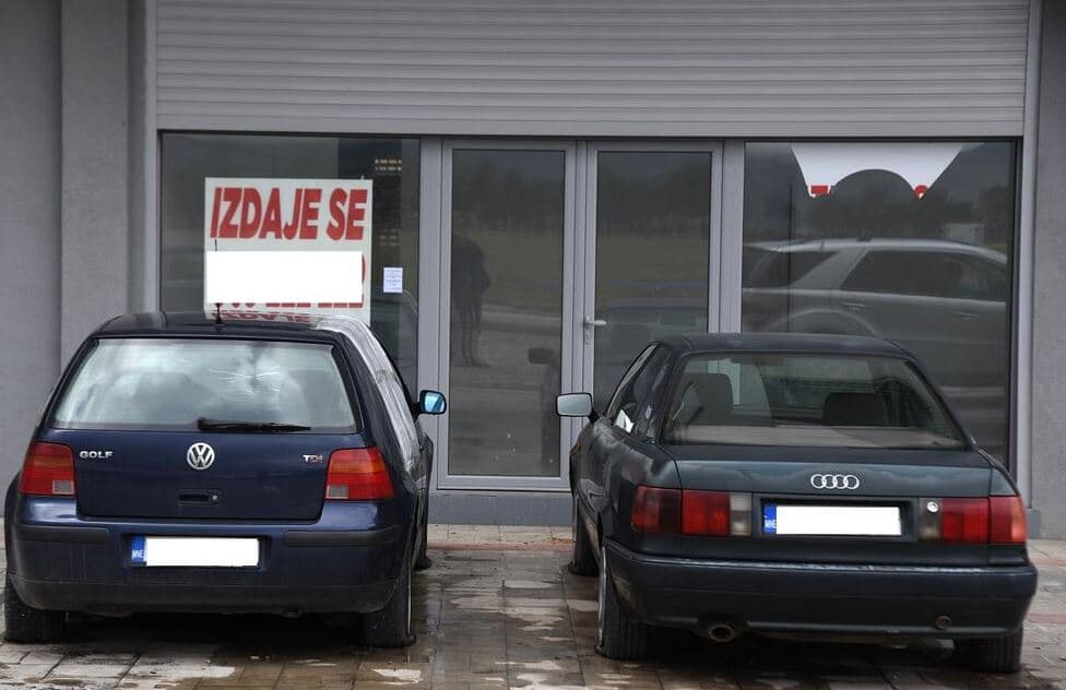 Aktivirana bomba ispred poslovnog prostora, oštećena i vozila