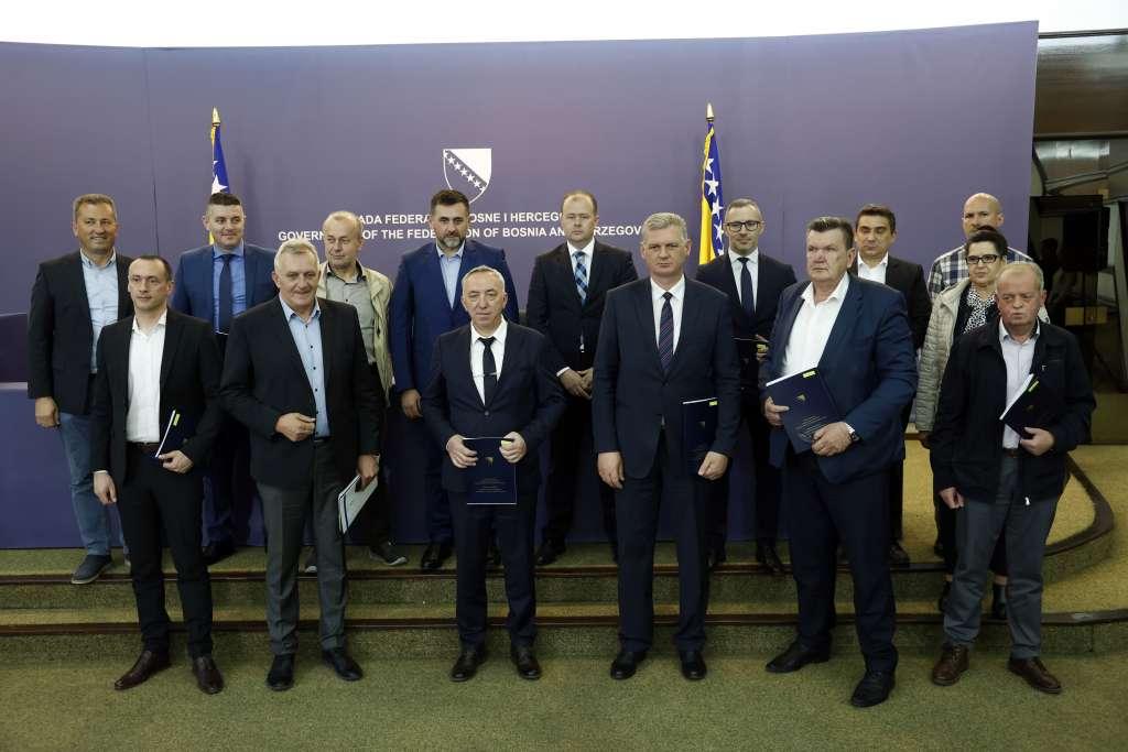 Potpisani ugovori za izgradnju 66 stambenih jedinica povratnicima u 13 općina
