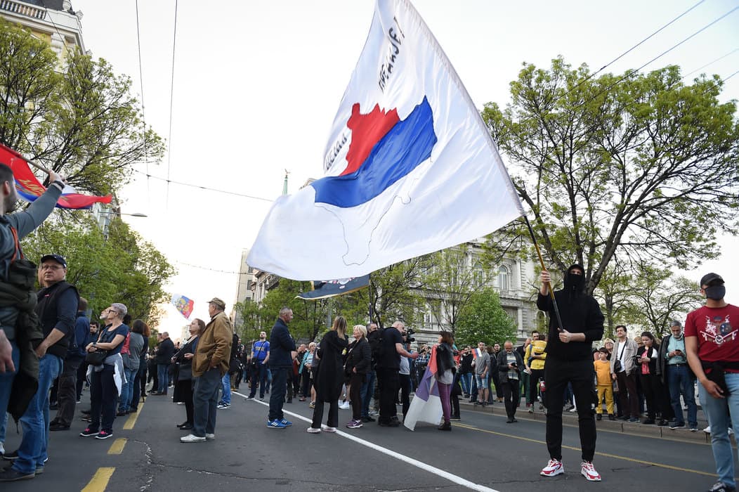 Desničari sa zastavama Rusije i Srbije blokirali centar Beograda