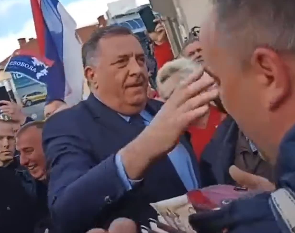Dodik "zakitio" harmonikaša koji je svirao skandaloznu pjesmu o Kristijanu Šmitu