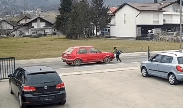 Jeziv video sa bh. cesta: Golfom udario dijete, odbacio ga dva metra