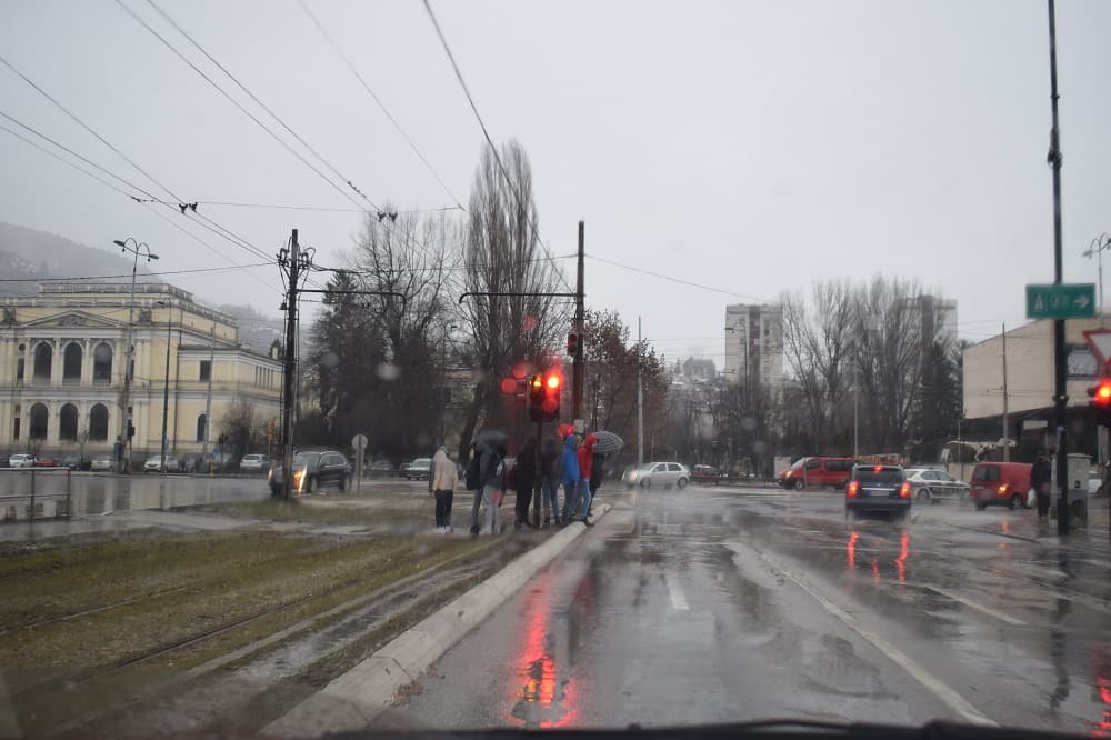 Ponesite kišobrane: Tokom dana najavljeno nestabilno vrijeme sa kišom i pljuskovima