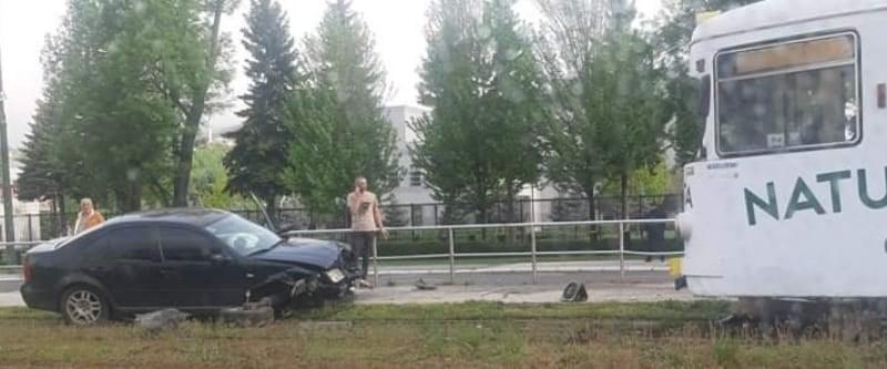 Nesreća u Sarajevu: Automobilom se zabio u tramvajsku stanicu