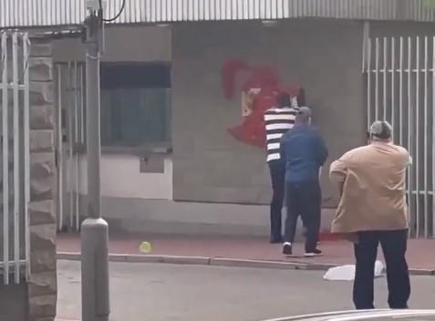 Nepoznate osobe poprskale crvenu boju na ambasadu Poljske u Moskvi