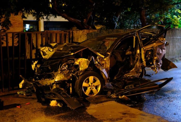 Pijani vozač u Zagrebu sletio sa ceste: Oštetio šest automobila