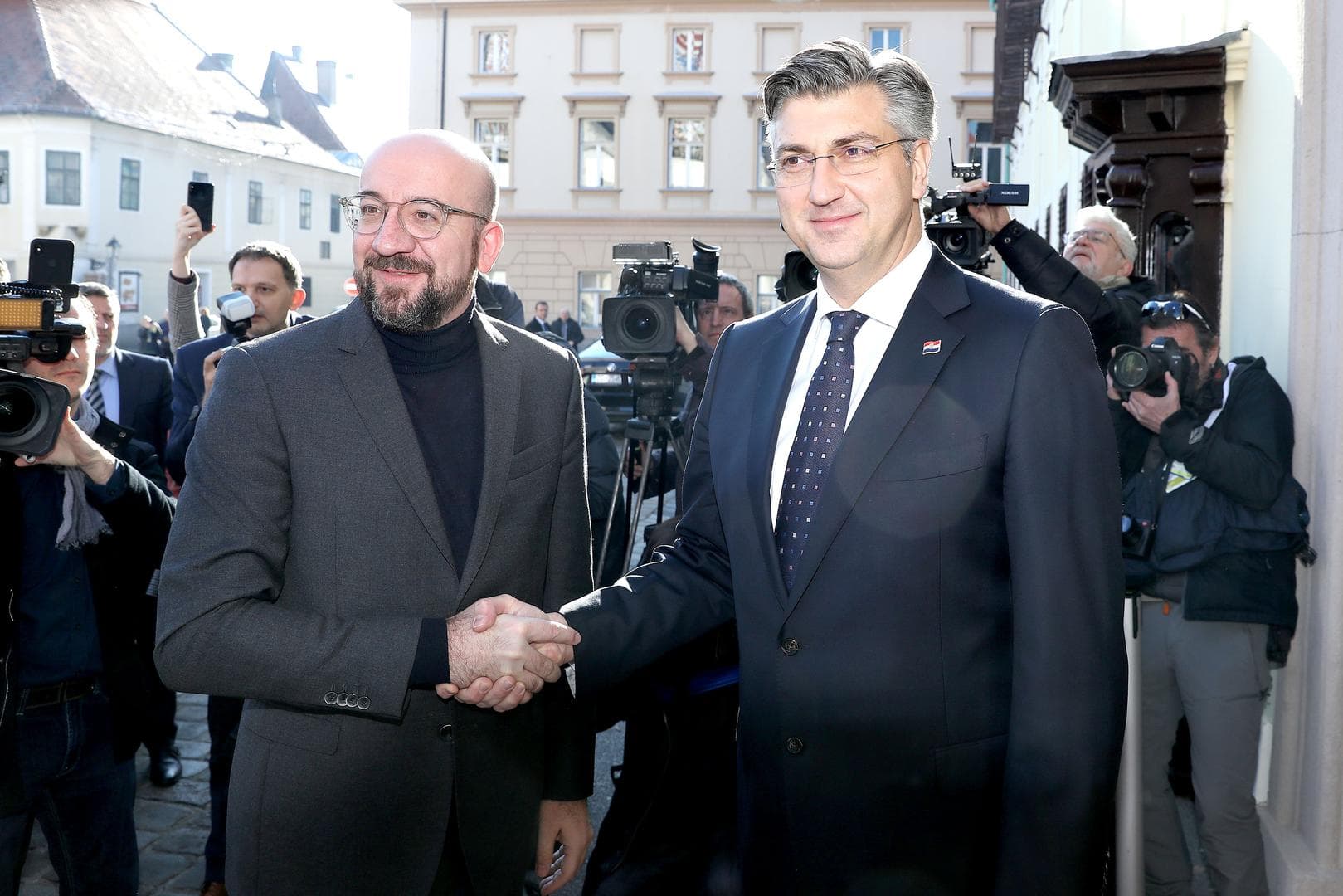 Večernji list: Na Bošnjacima i Izetbegoviću odgovornost za rješenje krize