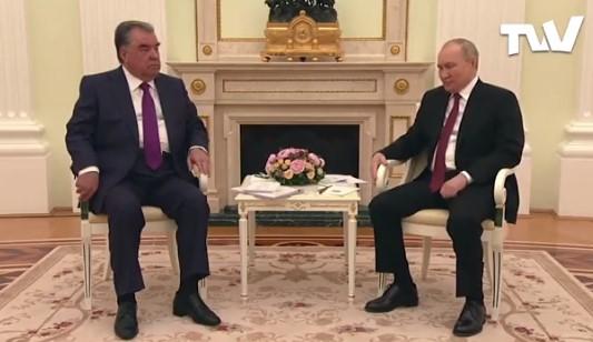 Je li Putin bolestan ili samo nervozan, širi se video koji ukazuje da se stvarno čudno ponaša