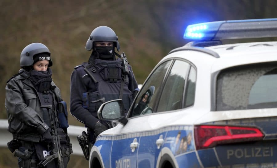 Horor u Njemačkoj: Napadač sa samostrelom u bjekstvu, jedna osoba teško ranjena