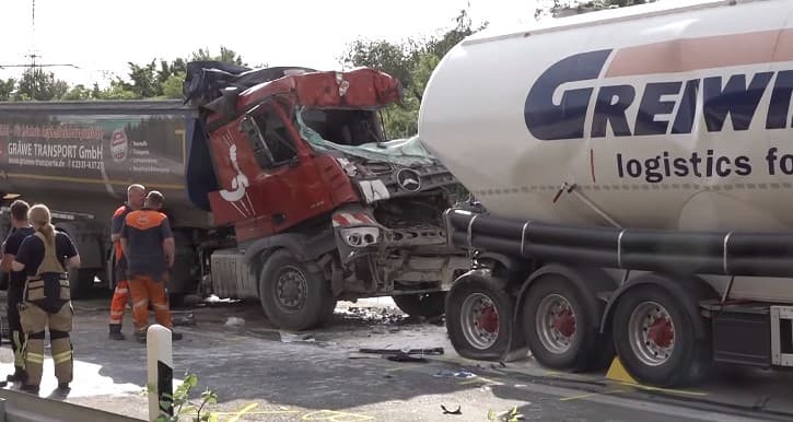 Težak sudar: 62-godišnji vozač kamiona kasno primijetio kraj kolone pa se zabio u cisternu