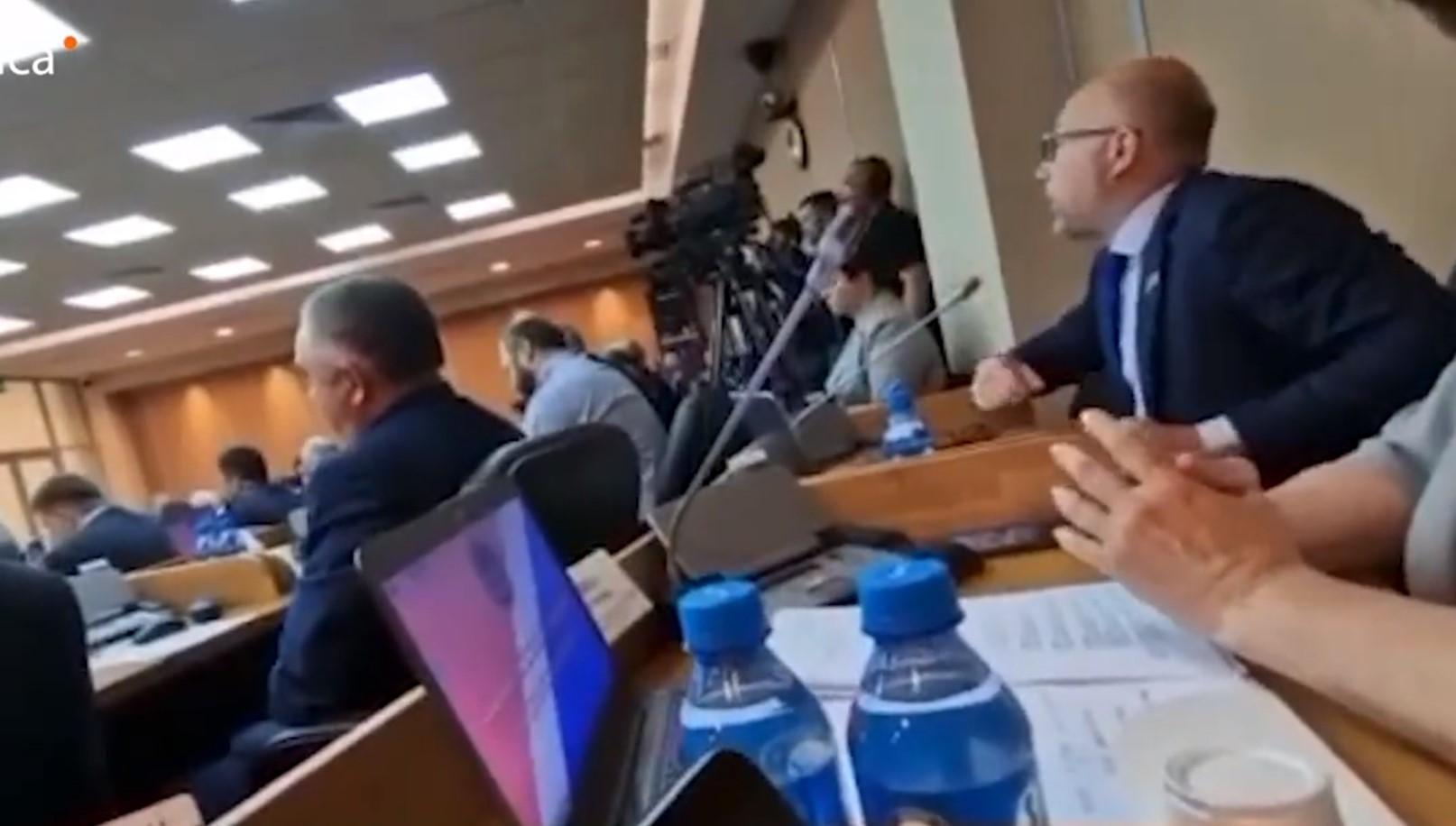 Prekinuto obraćanje ruskog političara: Putin mora zaustaviti rat