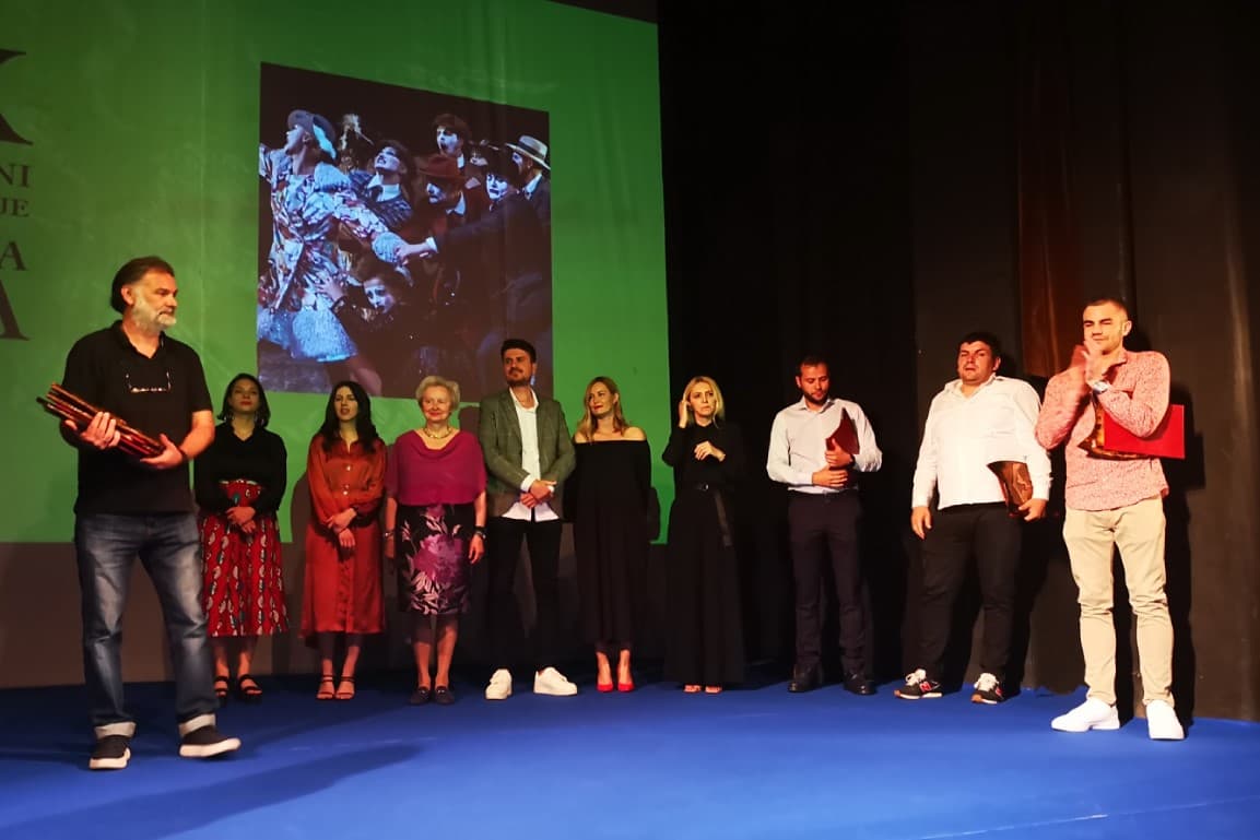 Najbolja predstava u cjelini na mostarskom Festivalu komedija „Protekcija“, Kokanu Mladenoviću „Velika liska“ za režiju