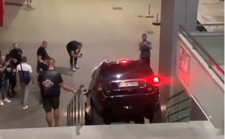 Uhapšen vozač koji je pokušao da se Jeepom spusti niz stepenice