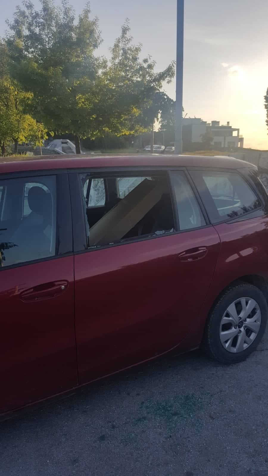 Arapi parkirali automobil da posjete park, kad su se vratili dočekao ih razbijen prozor