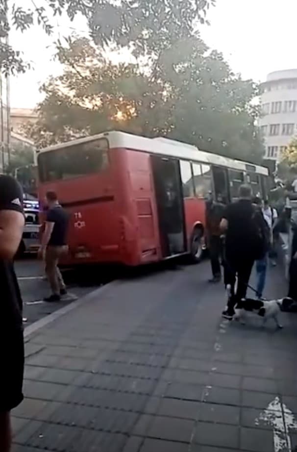 Autobusu otkazale kočnice, vozač udario motociklistu, pa se zabio u saobraćajni znak i drvo