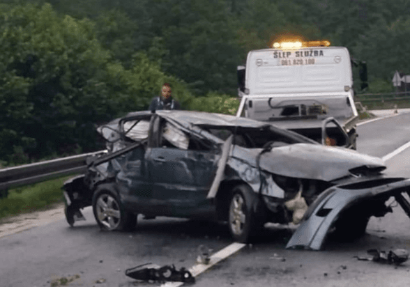 Teška nesreća kod Hadžića: Povrijeđena jedna osoba, automobil potpuno uništen