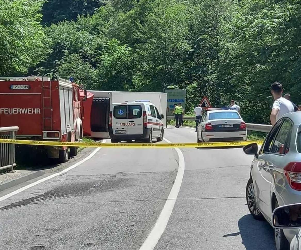 Kamion se prevrnuo kod Kladnja, obustavljen saobraćaj