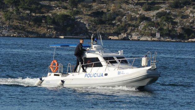 Troje maloljetnika u gumenjaku odnio vjetar, spasili ih službenici Lučke kapetanije