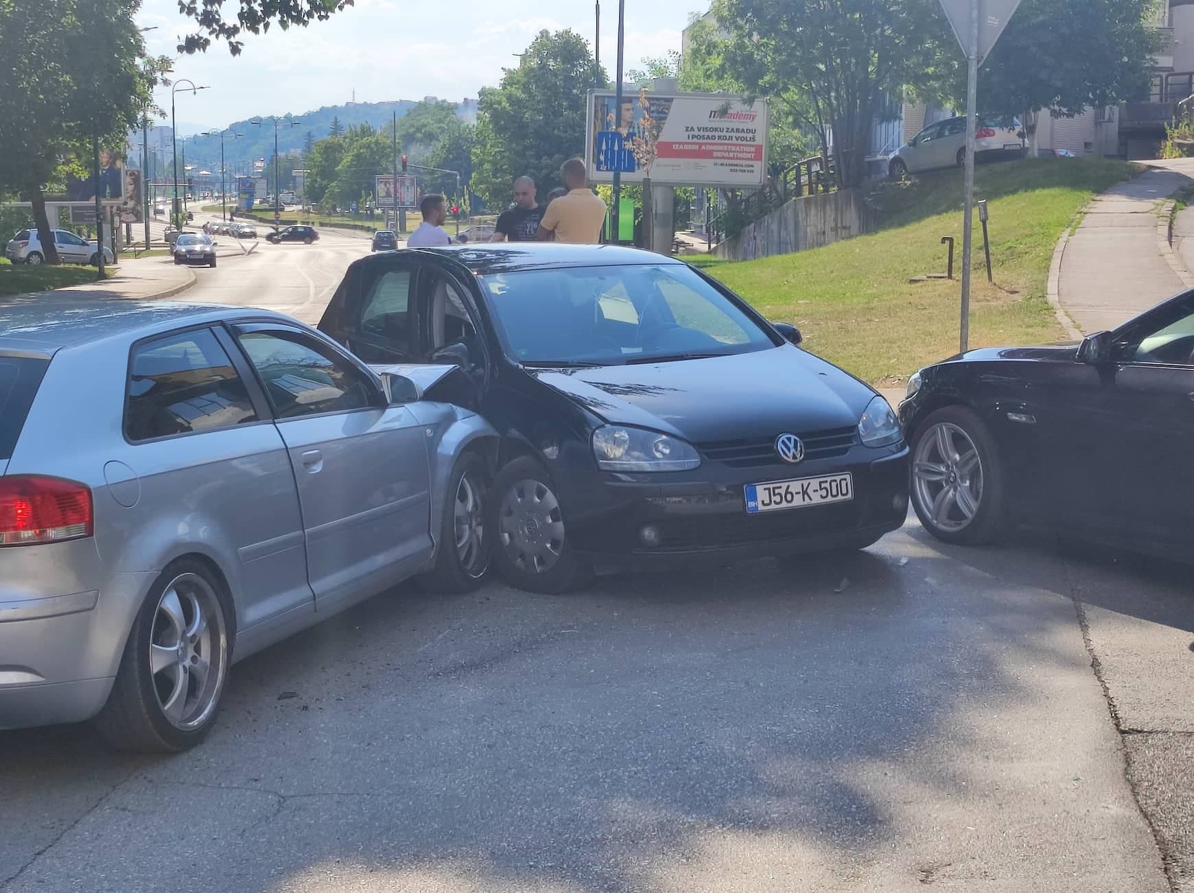 Nesreća u Sarajevu: Policija na terenu, tri osobe zbog povreda prevezene na KUM