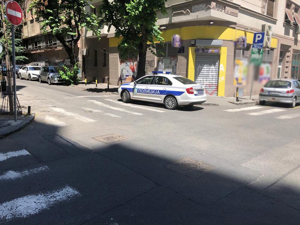 Mama otišla u prodavnicu, a on ostao u stanu s nanom: Trogodišnji dječak pao kroz prozor stana