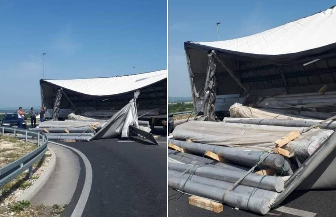 U kružnom toku se prevrnuo kamion, teret ispao na cestu